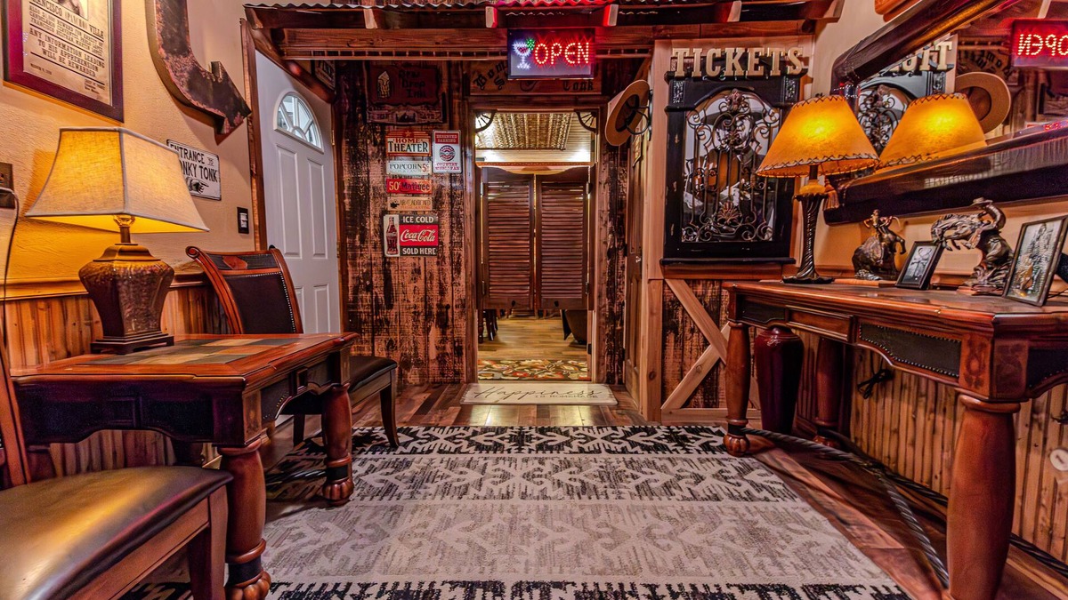 Long Valley Junction Cabin | Honky Tonk Cabin, Karaoke Bar & Stage 3bed/2bath, Hot Tub