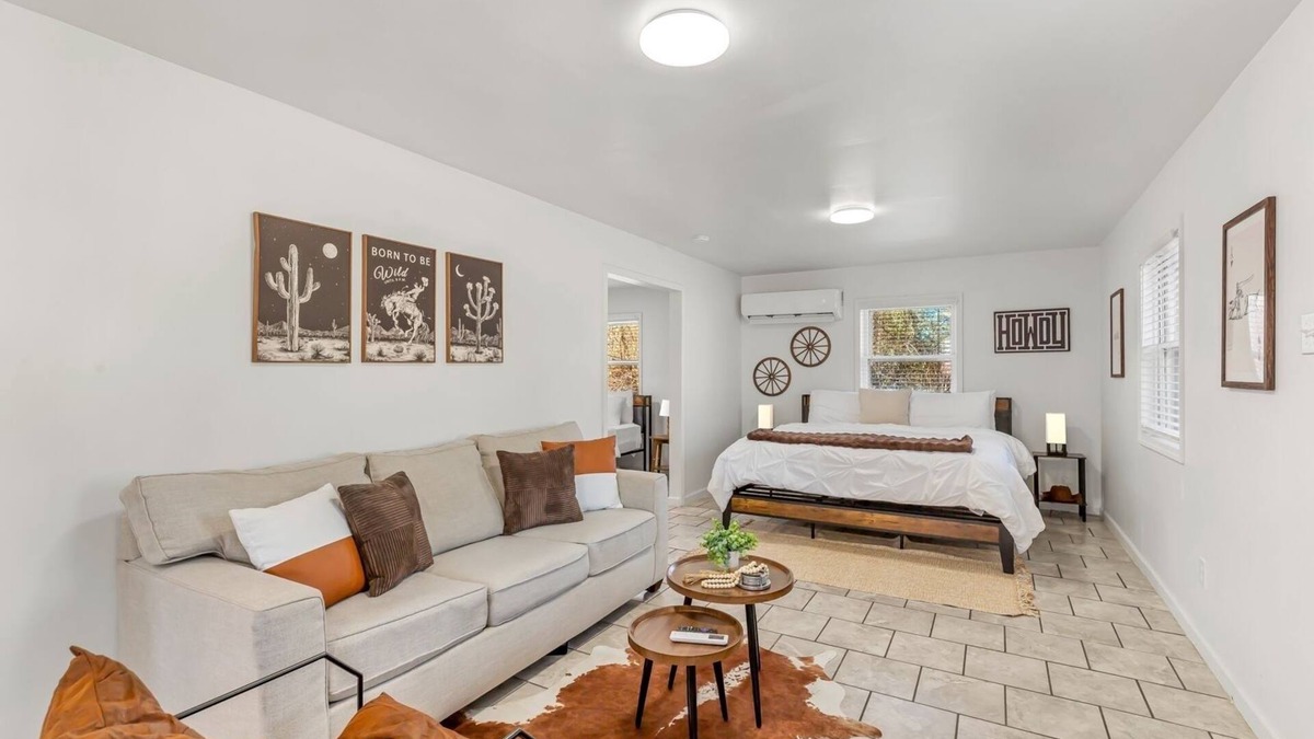 St. Charles House | Honky Tonk Hideaway