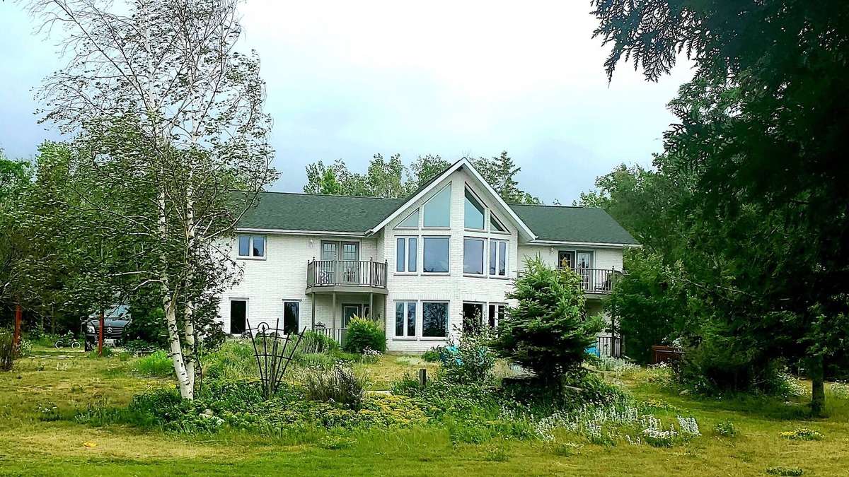 Manitoulin District House | Honora Bay Hideaway