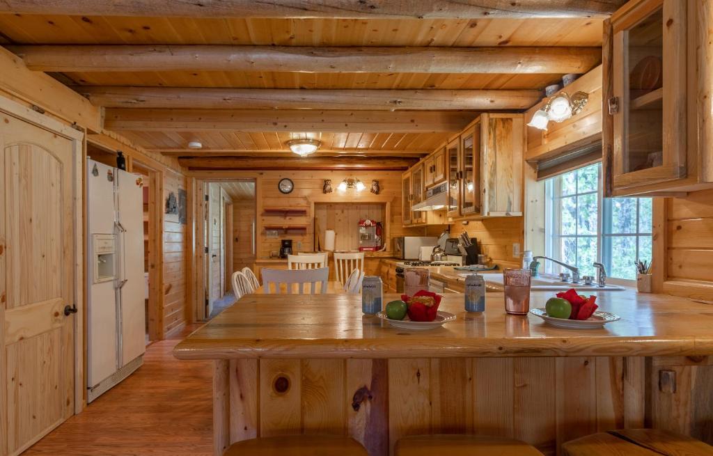 Island Park House | Hooter Hollow by KABINO Fire Pit Big Driveway SmartTV Grill WiFi