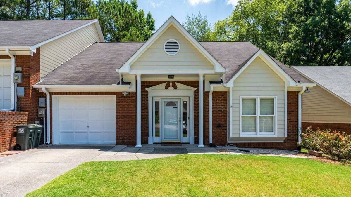 Hoover House | Hoover Townhouse|Great location|3 BR 3 Bath