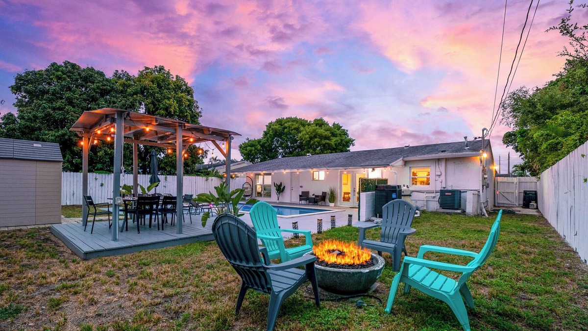 Driftwood House | Hope Casa 4/2 Heated Pool/BBQ I by HostyMosty