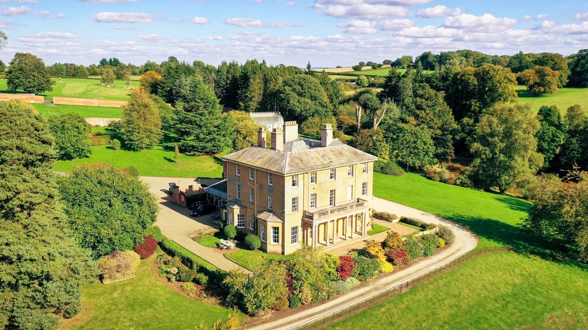 Hopton Wafers Apartment | Hopton Court Apartment - sleeps 6 guests in 3 bedrooms