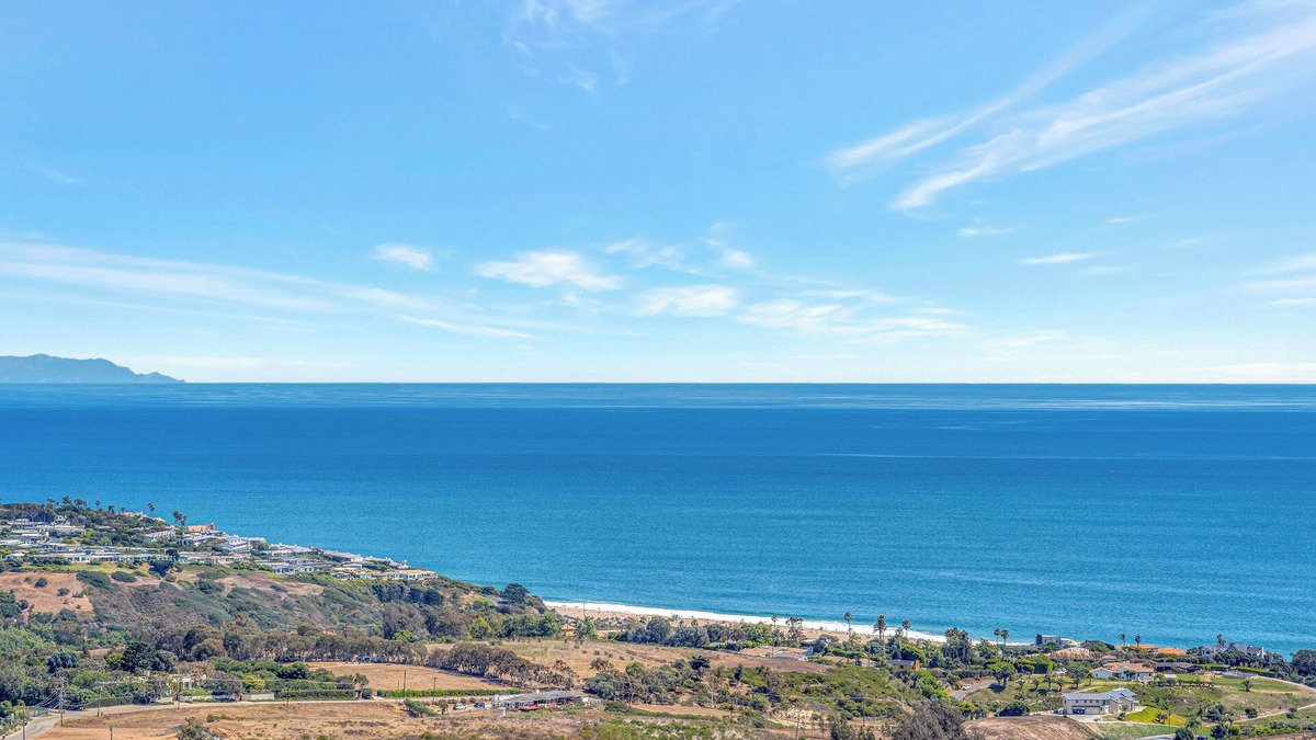 Western Malibu House | Horizon Hills Panoramic View House w Balcony