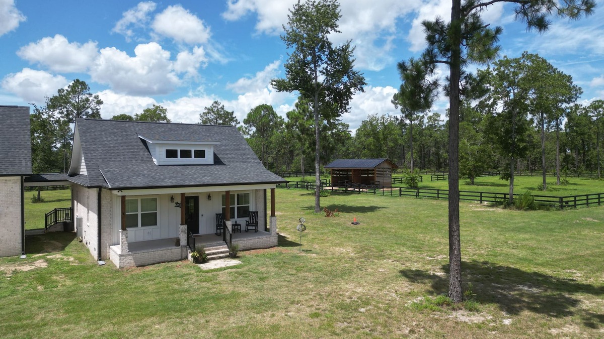 Aiken Cottage | Horse Farm Stay - King Bed - Horses Welcome!