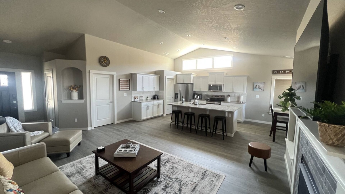 Prosser House | Horse Heaven Hills House, New 3 bedroom 3 bath, with territorial views.