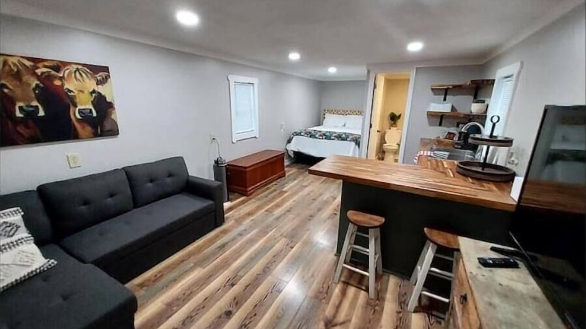 Shelbyville House | Horse Mountain Hide-A-Way