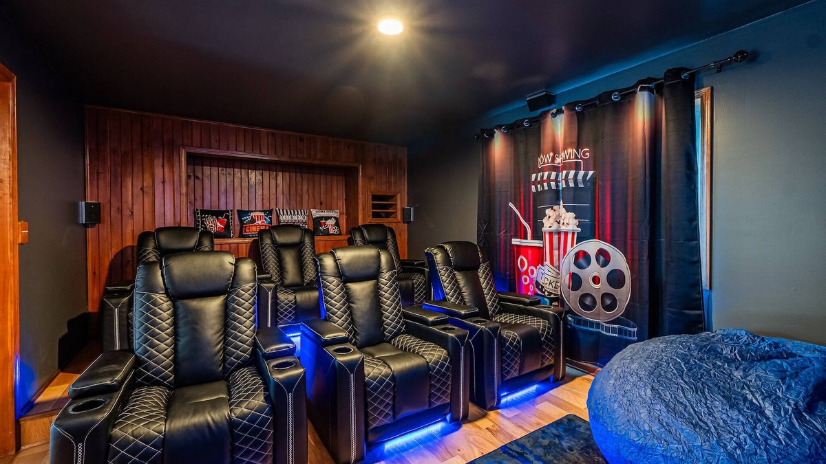 Summerlee House | Horseshoe Acres - Home theater, spa room, hot tub