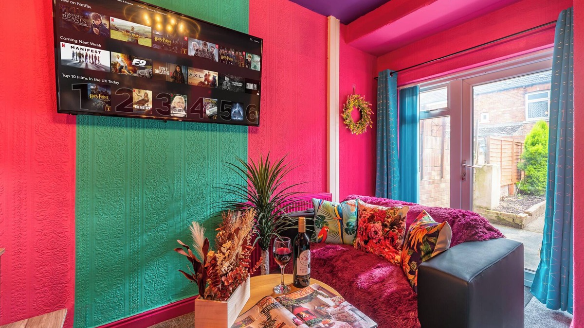 Hull House | Hosanna Merci Showy 3 Bedrooms Cozy Central House