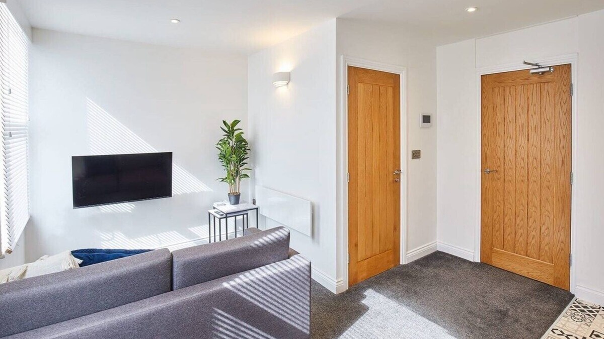 Scarborough Apartment | Host & Stay | Apartment 3 @ Queens Court