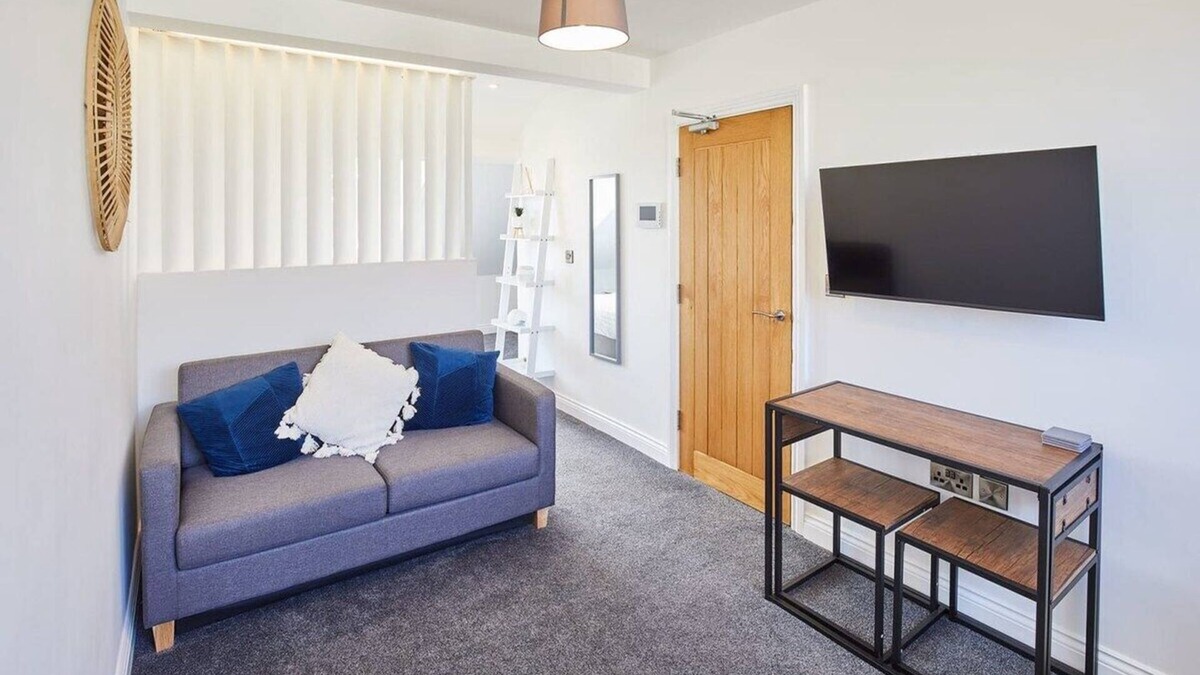 Scarborough Apartment | Host & Stay | Apartment 4 @ Queens Court