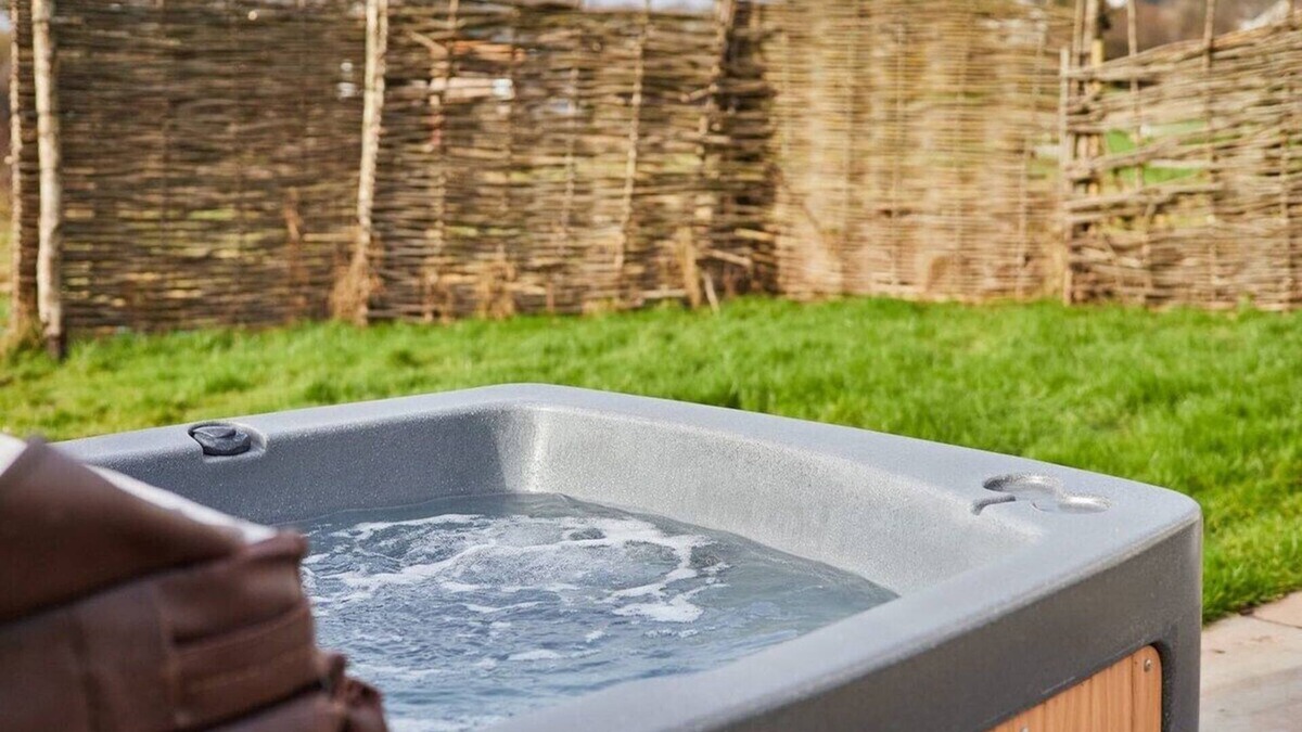 Bronllys Ski Chalet | Host & Stay | Cwch Gwenyn