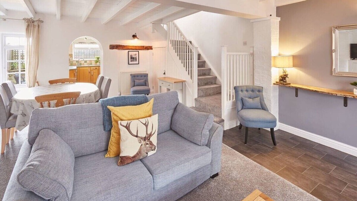 Kirkbymoorside House | Host & Stay | Dove Grey, 25 West End