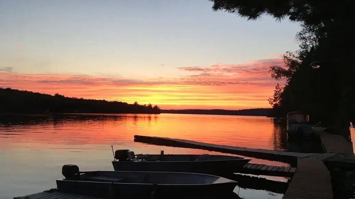 Nairn Centre Cottage | Host your friend/family gathering on pristine Fairbank Lake - up to 25 guests!