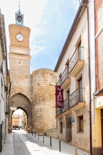 Almazan House | Hostal SIN RECEP24H Puerta de la Villa - Pet friendly & Restaurante