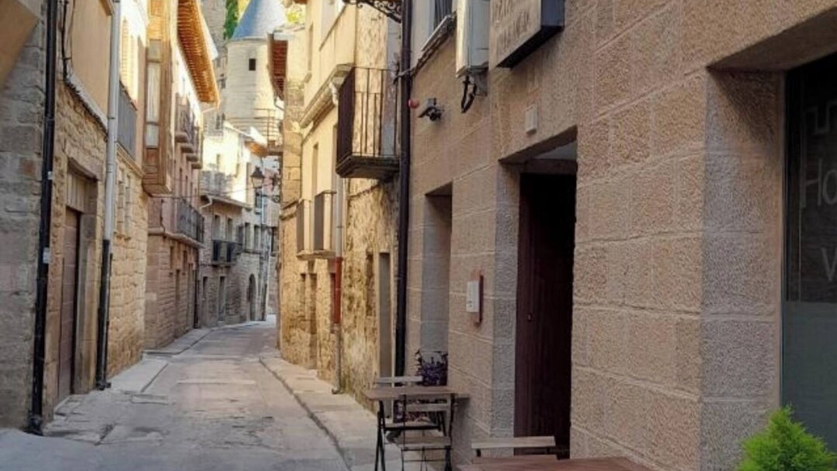 Olite Hotel | HOSTAL VILLAVIEJA IN OLITE, OVERLOOKING THE ROYAL PALACE.