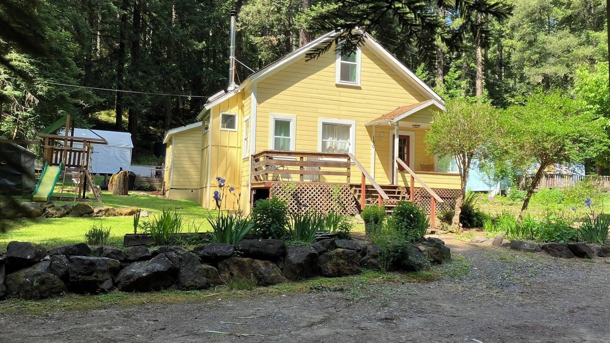Navarro Bed & Breakfast | Hosted Stay-Room in Beautiful Historic Home - Close to Wine Waves & Woods