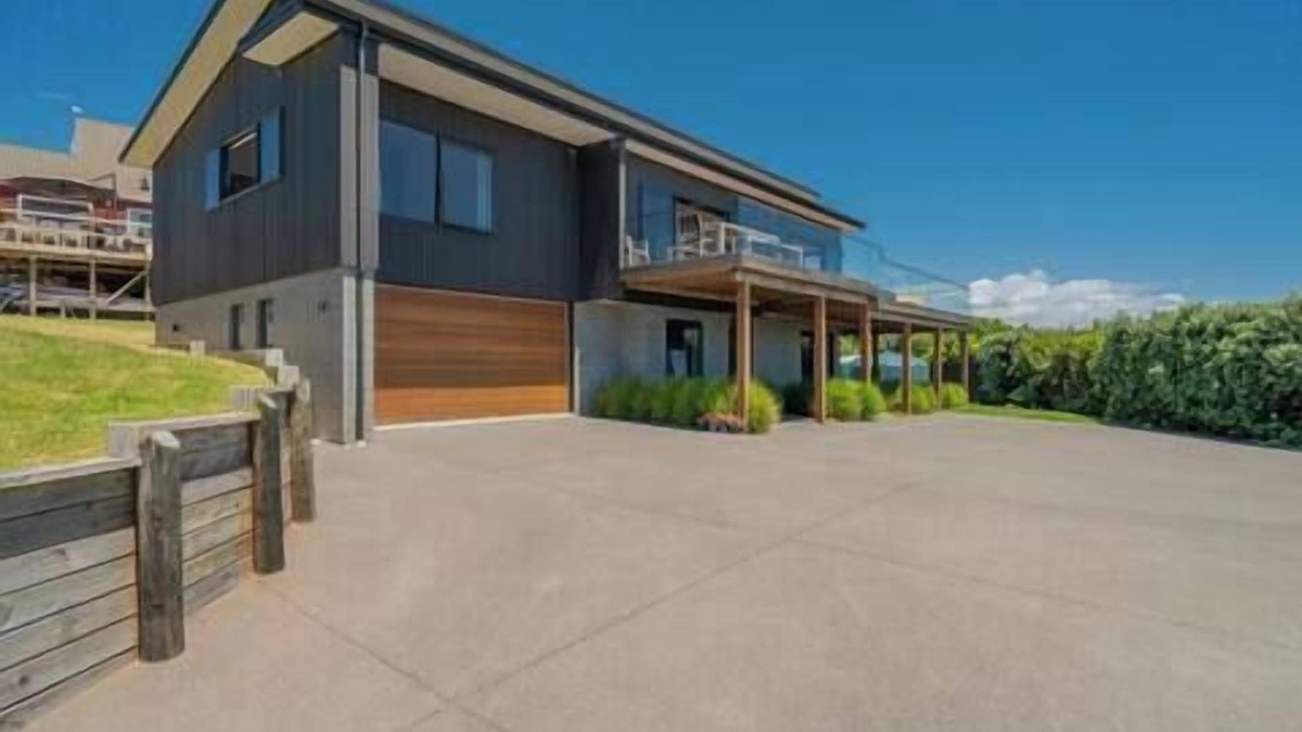 Rings Beach House | Hosts on the Coast Ataahua