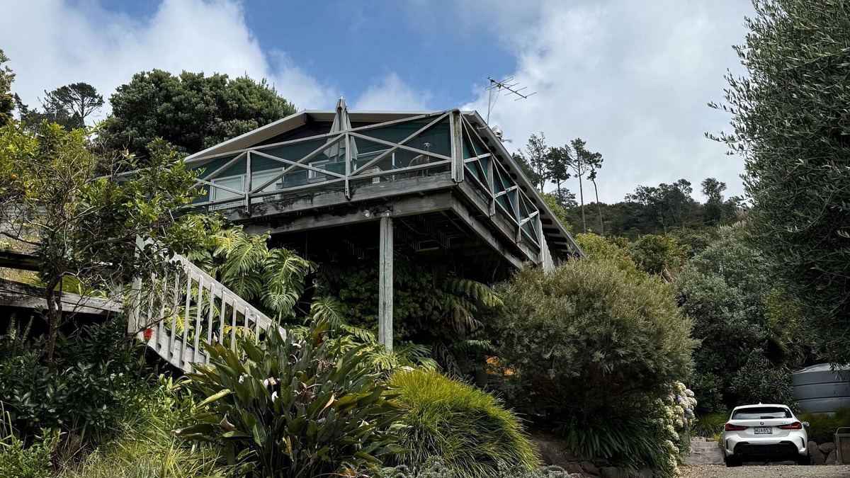 Hahei House | Hosts on the Coast Black Bach