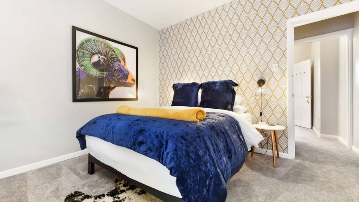 Lawrenceville House | ★ HostWise Stays ★ 4 Blocks From UPMC Children's