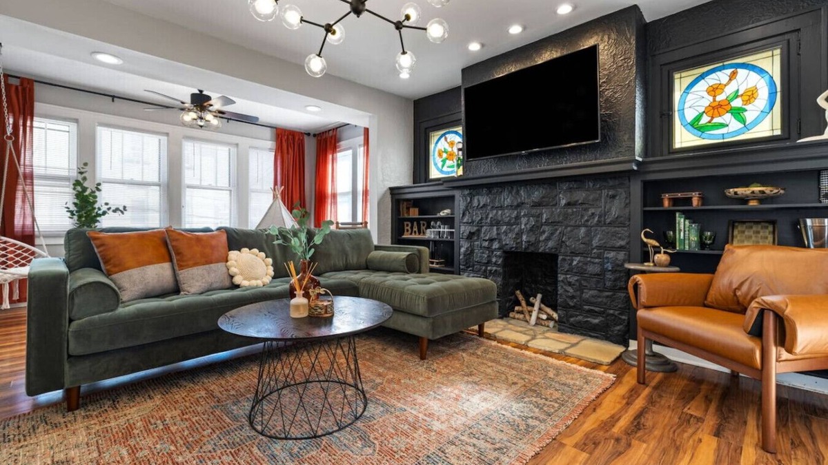 Mount Washington House | ★HostWise Stays★ Private Hot Tub | Family Friendly | Private Parking | Steps to Shiloh St