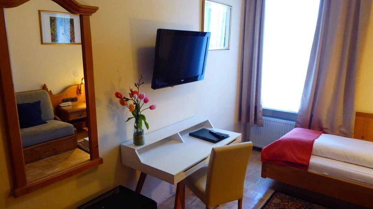 Elisabeth-Vorstadt Bed & Breakfast | HOT DEAL single room non refundable rate - Adlerhof, Pension