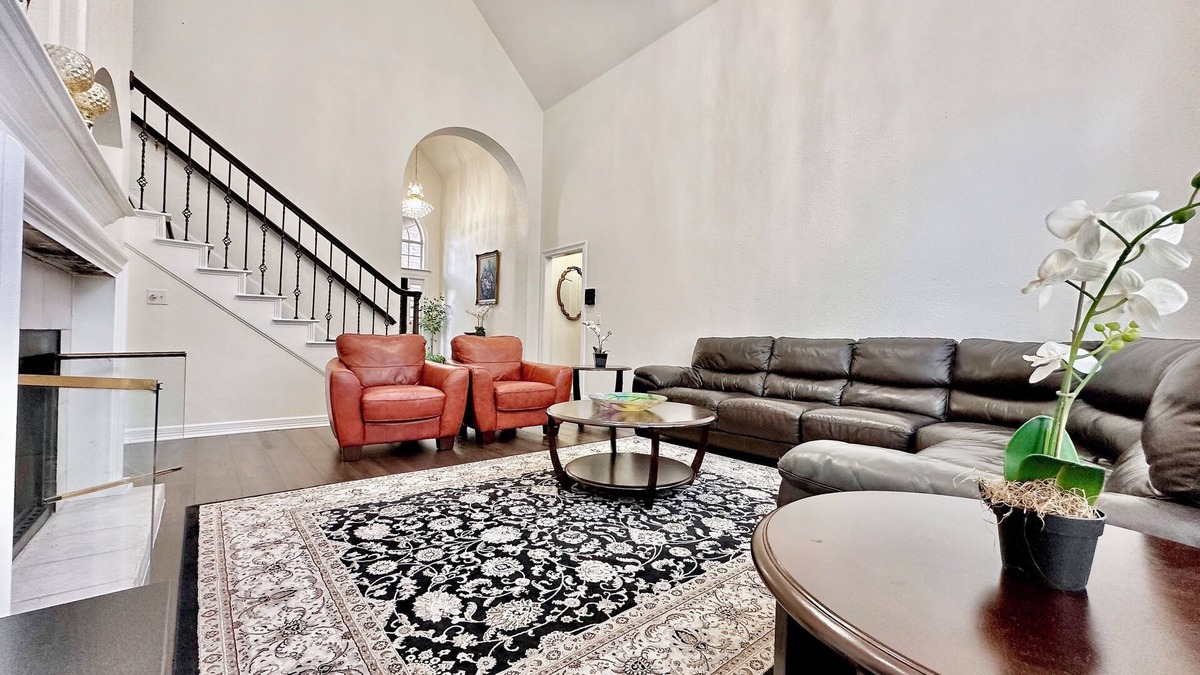 Austin House | Hot Outdoor Spa, Beautiful 5-bedroom home, Private Green belt backyard