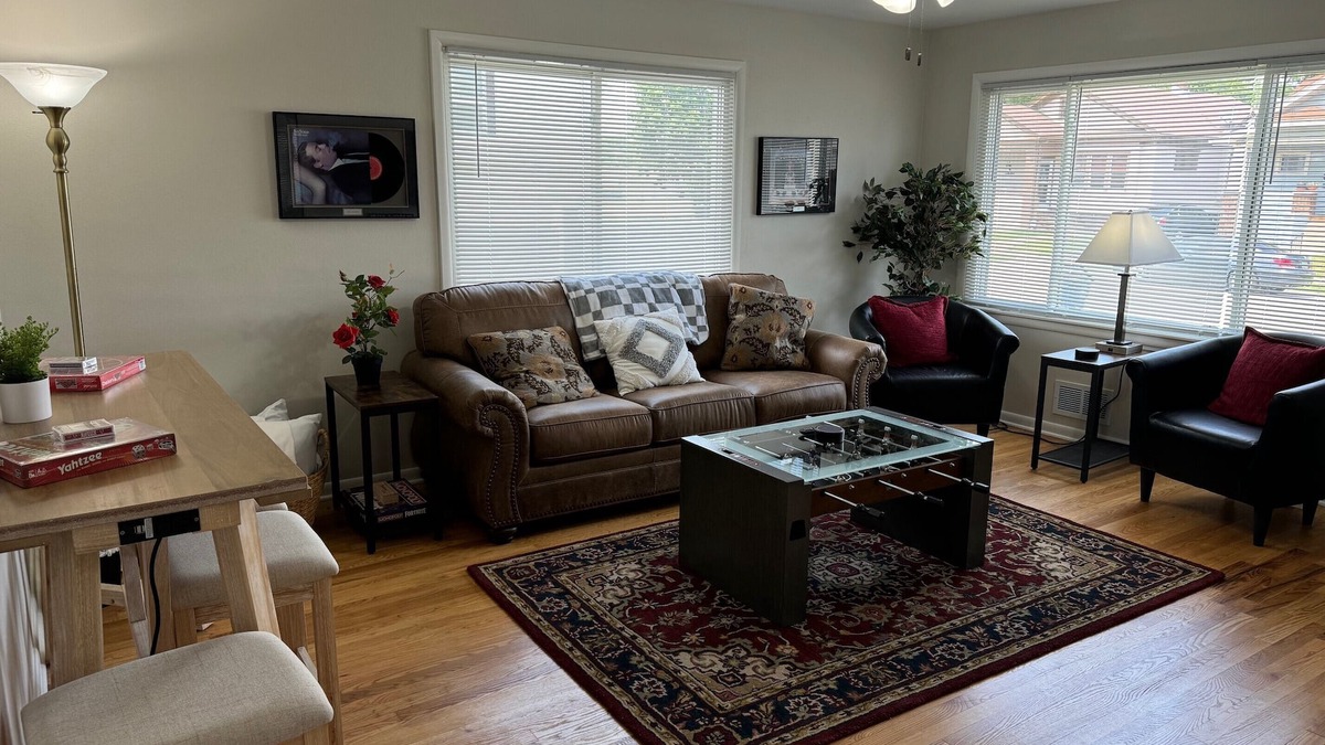 Racine House | Hot Stuff! Pro Cleaned Self Check In Sleeps 10