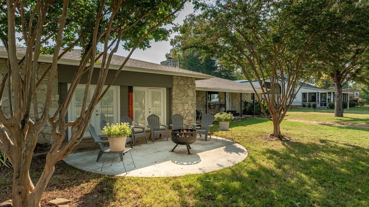 Kingston House | Hot Tub! 4Bdrm Lakeview! Nearby Beach!
