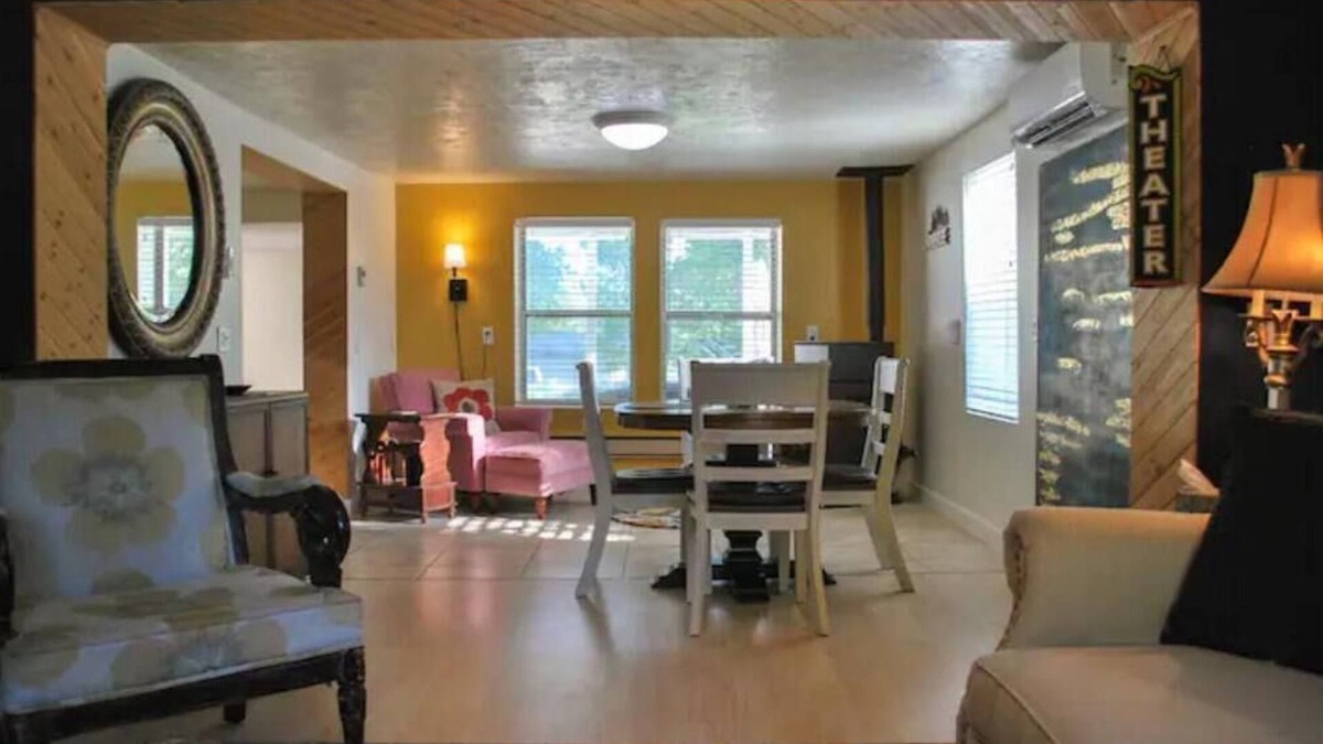 Manila House | Hot Tub + 5 Min to Lake + Playground + Boat/RV PKG + RV Plug
