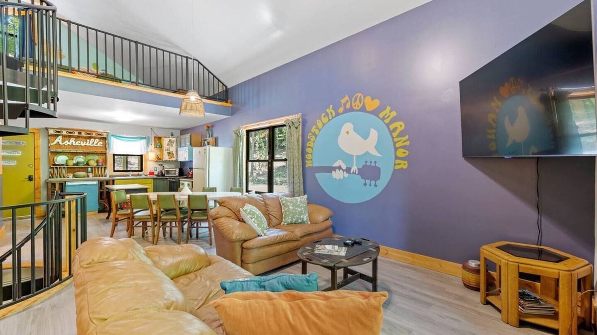 Horse Shoe Cabin | Hot Tub~7 Miles to Airport~EV Charger~Sleeps 20