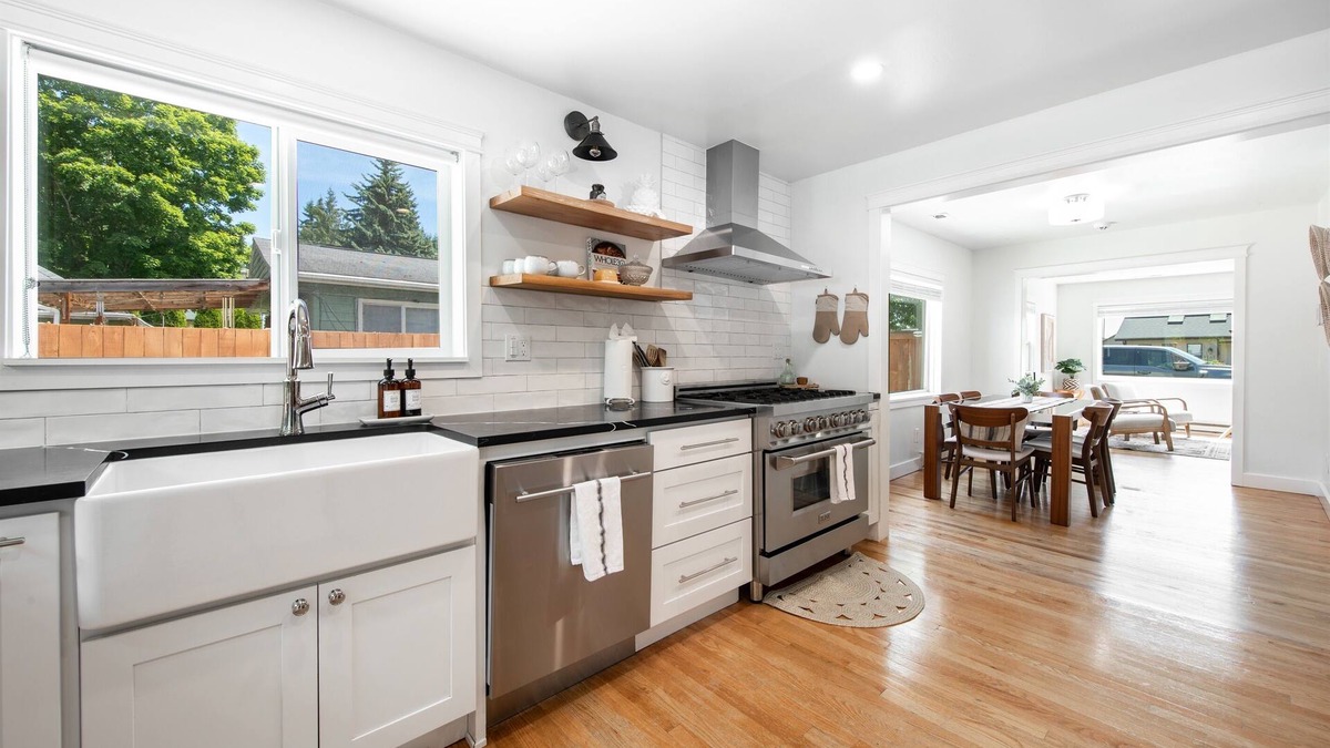 Shoreline House | *HOT TUB* AC & Single Level house| EV Charger, King Bed | Parking