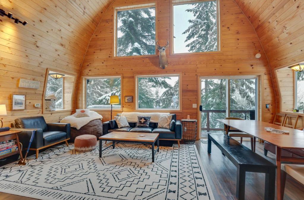 Hyak House | Hot Tub and Sauna Mountain Living at Hyak Cabin!