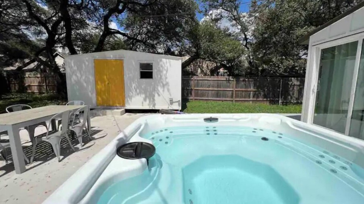 Milwood House | *hot tub Chic Domain 4 BR + foosball |2 homes