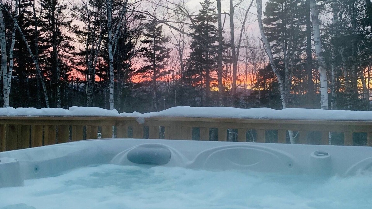 Carrabassett Valley House | HOT TUB! Close to Sugarloaf! Outdoor Paradise! Pac-Man! Fall hiking and biking!
