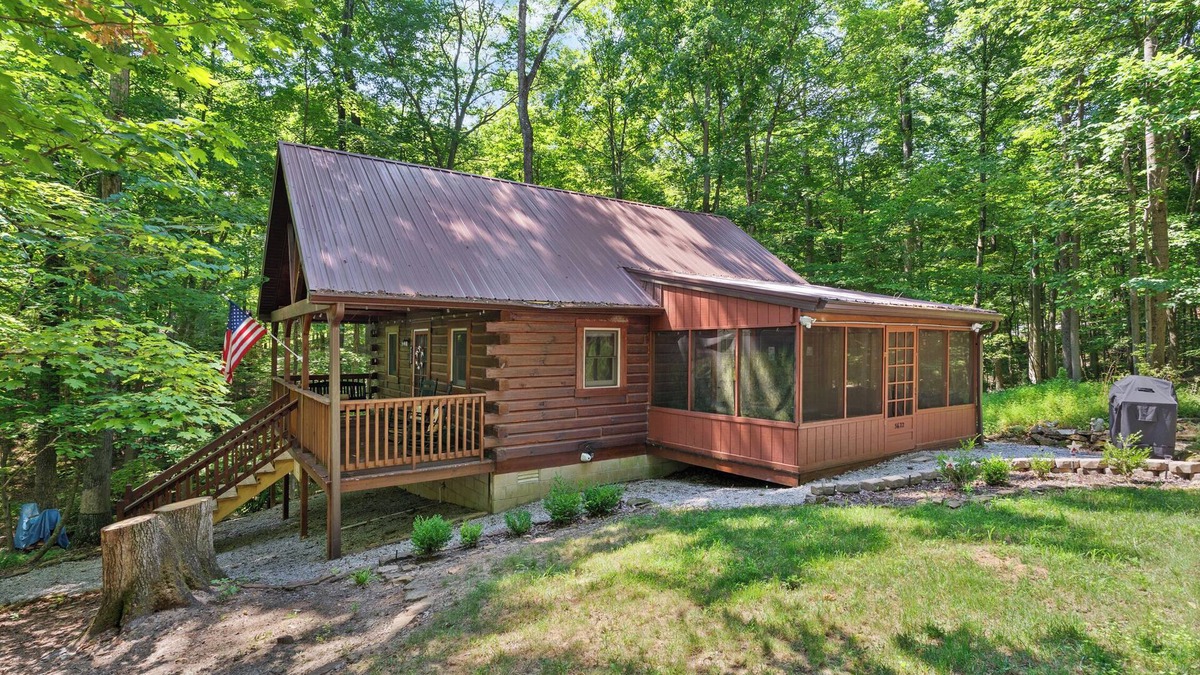 Birdseye Cabin | HOT TUB coming in NOV ~ Charming cabin that has beds for 8 guests
