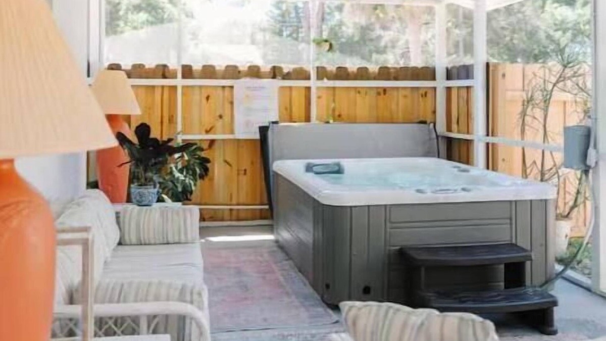 Gulf Gate Estates House | Hot Tub Cottage Minutes from Siesta Beach