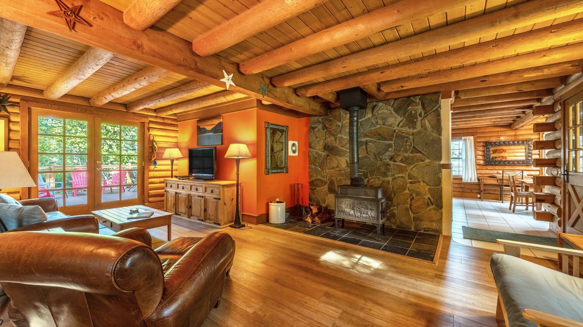 Hood River Cabin | Hot Tub! Cozy Log Cabin, Perfect Hood River Getaway!
