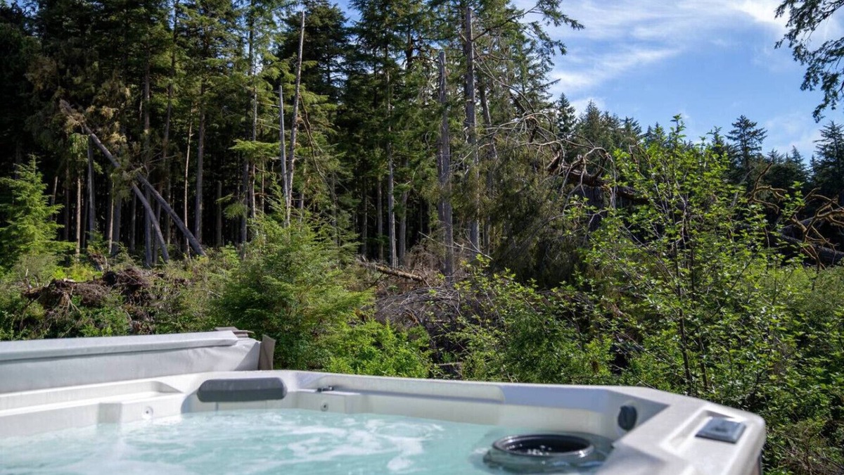 Mendenhall Valley House | Hot tub, deck, fireplace, & more!