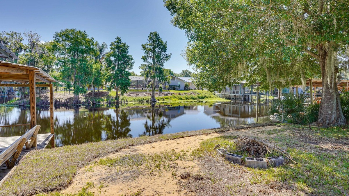 Fedhaven House | Hot Tub + Dock Access: Lake Hatchineha Getaway!