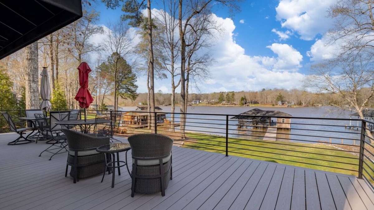 Macon House | Hot Tub, Dock, Large Deck, Firepit, Tiki bar, Pool!