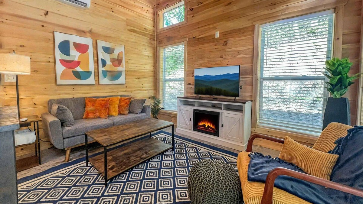 Rocky Grove House | Hot Tub Dog-Friendly Free Dollywood Ticket Perfect for 2 (Four Seasons)