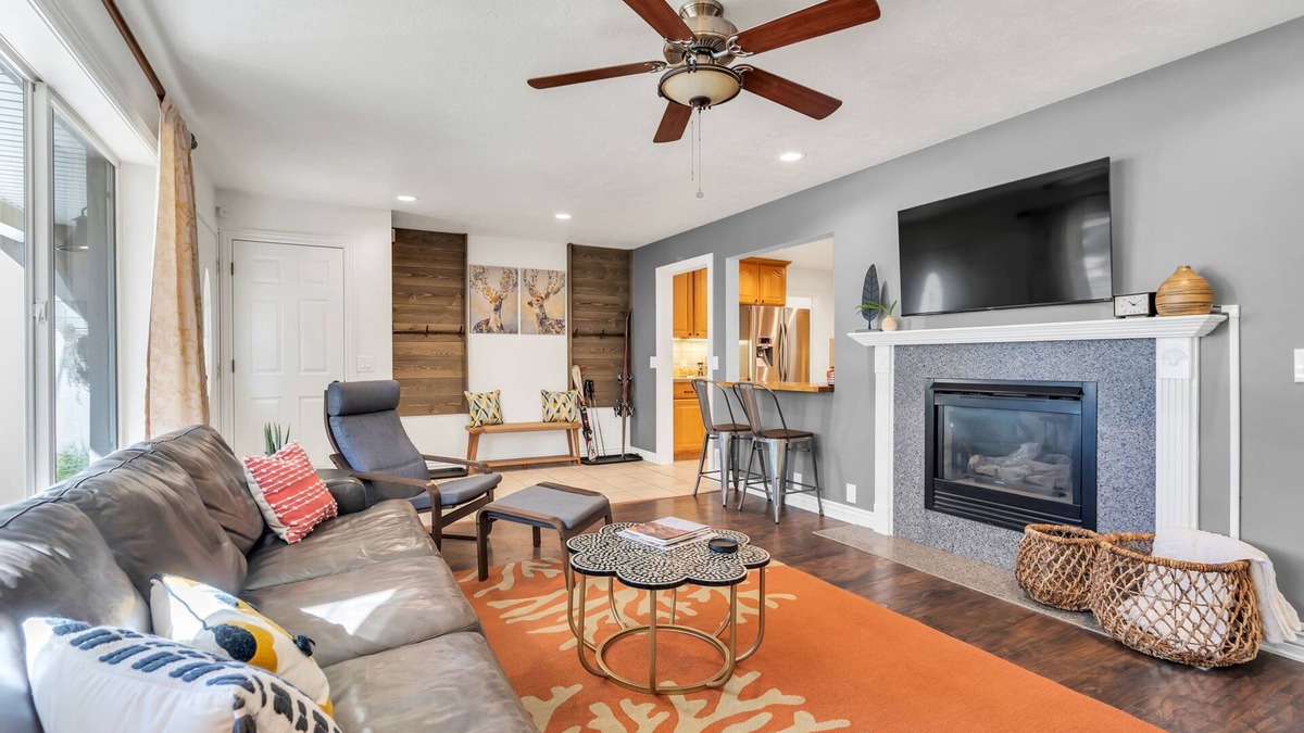 Midvale House | Hot Tub, Fire Pit and Barrel Sauna, and one left turn to worlds best skiing!