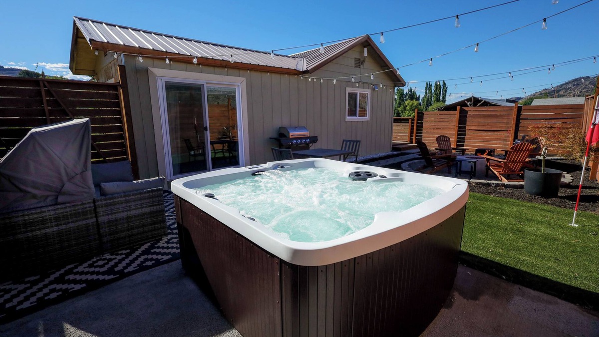 Oroville Cottage | Hot Tub Fire Pit BBQ Views AC