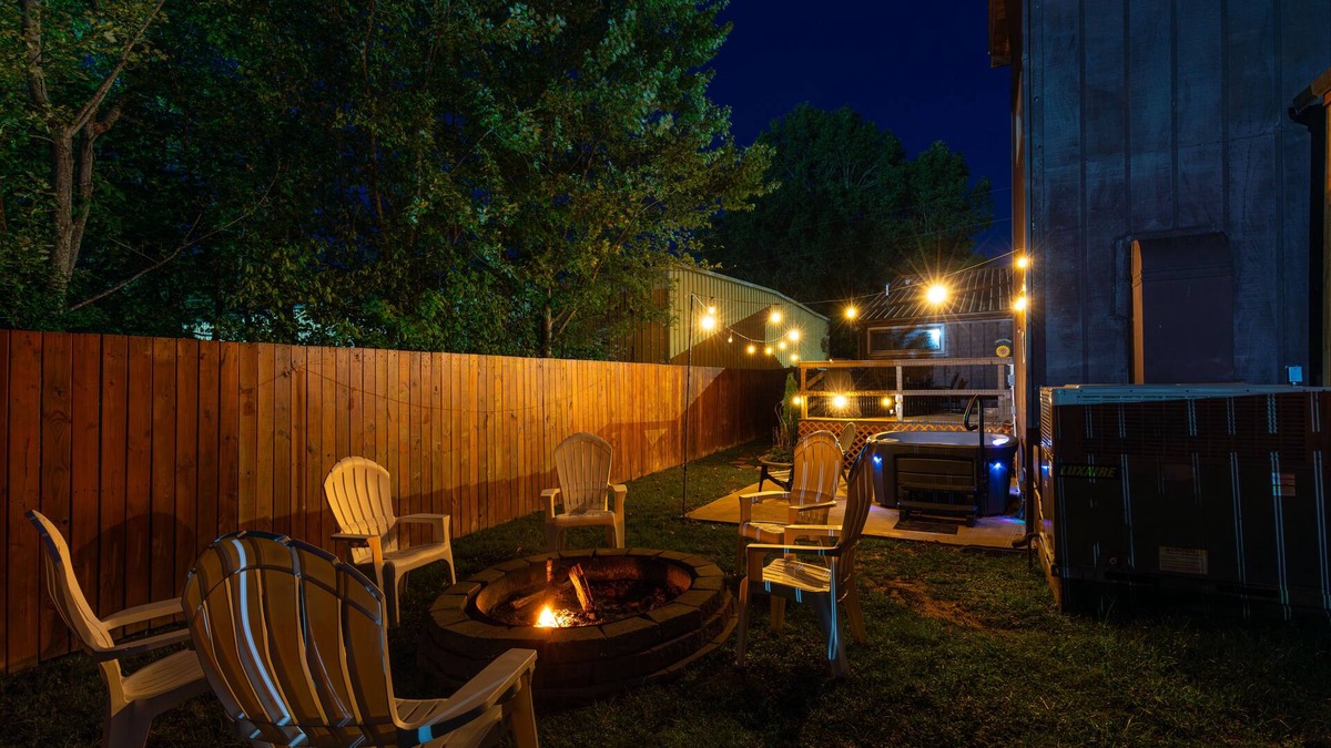 Grand Rivers House | Hot Tub + Fire pit + Corn Hole + BBQ + Game Room + Spa Bath