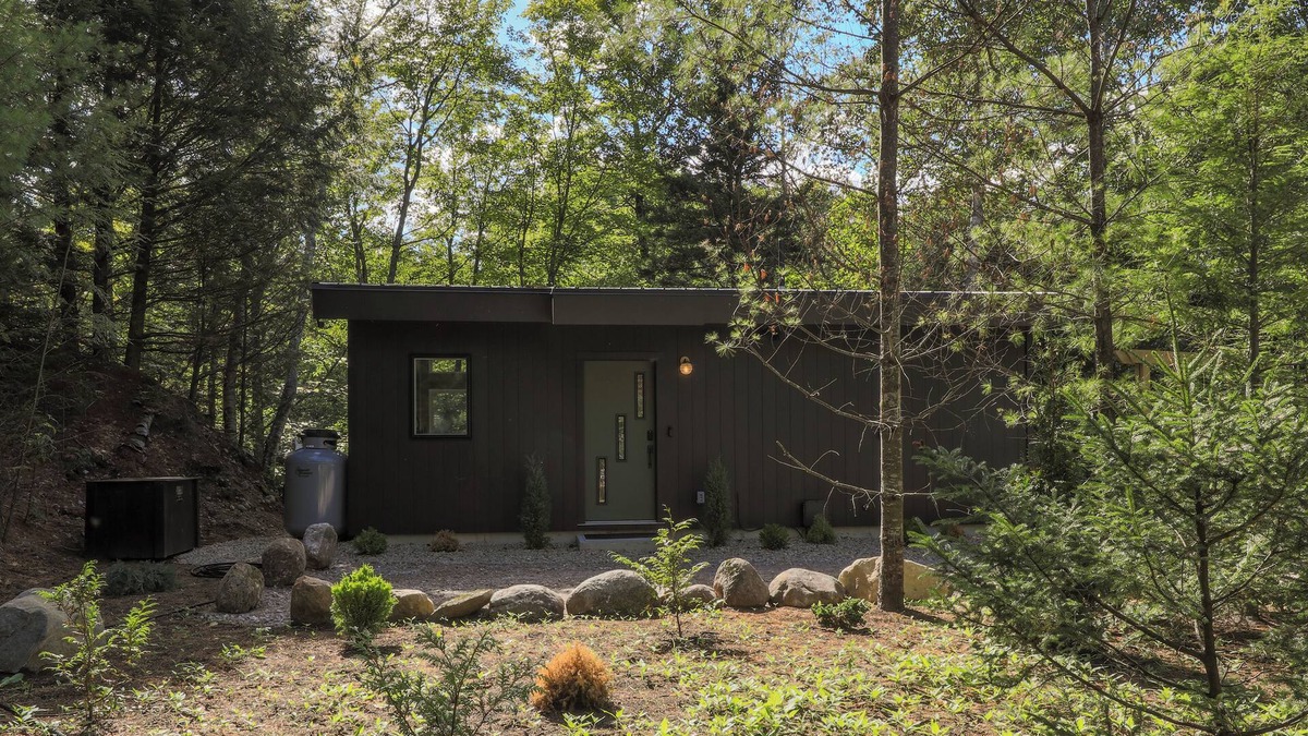 Sunday River Area Cabin | Hot Tub + Fire Pit + King Bed + River - Cozy Cabin