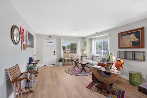 Los Alamos House | Hot Tub Fire Pit Pet Friendly Walk to Bell St