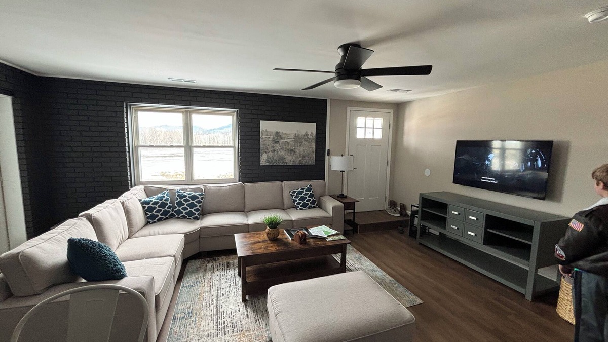 Clay City House | Hot Tub! Fire pit! Picnic area & Grill! Dog friendly. Hardwicks Creek Haven@RRG
