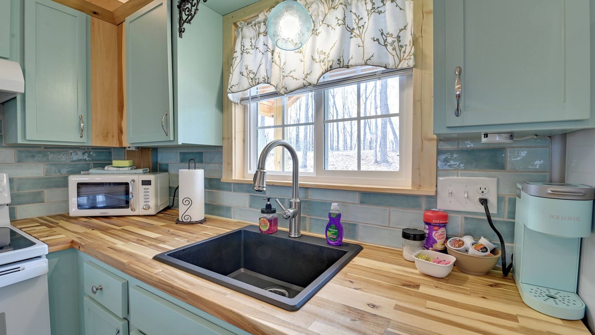 Frenchburg Apartment | Hot Tub & Fire Pit: Romantic Getaway in Frenchburg
