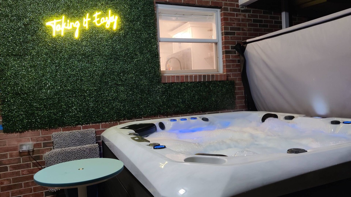 Easley House | Hot Tub, Firepit, & Sportsbar Garage @ The Living Easley Manor!